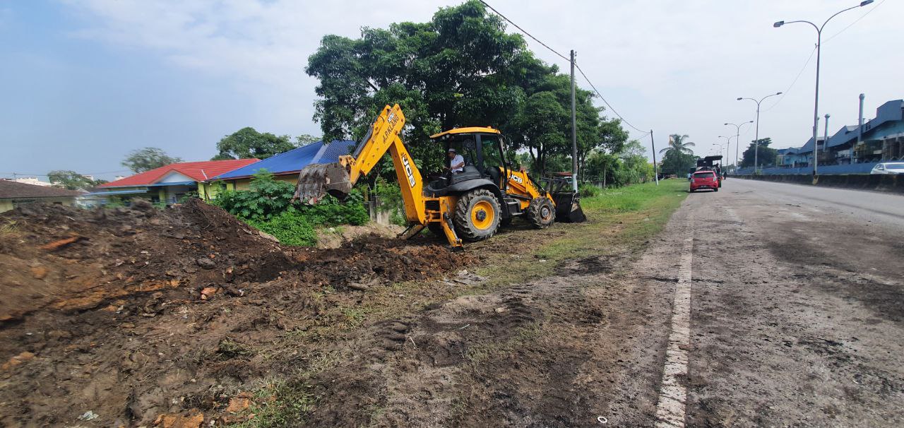 大都会/封面副文/巴生港口双溪格拉迪路,路洞积水险象环生