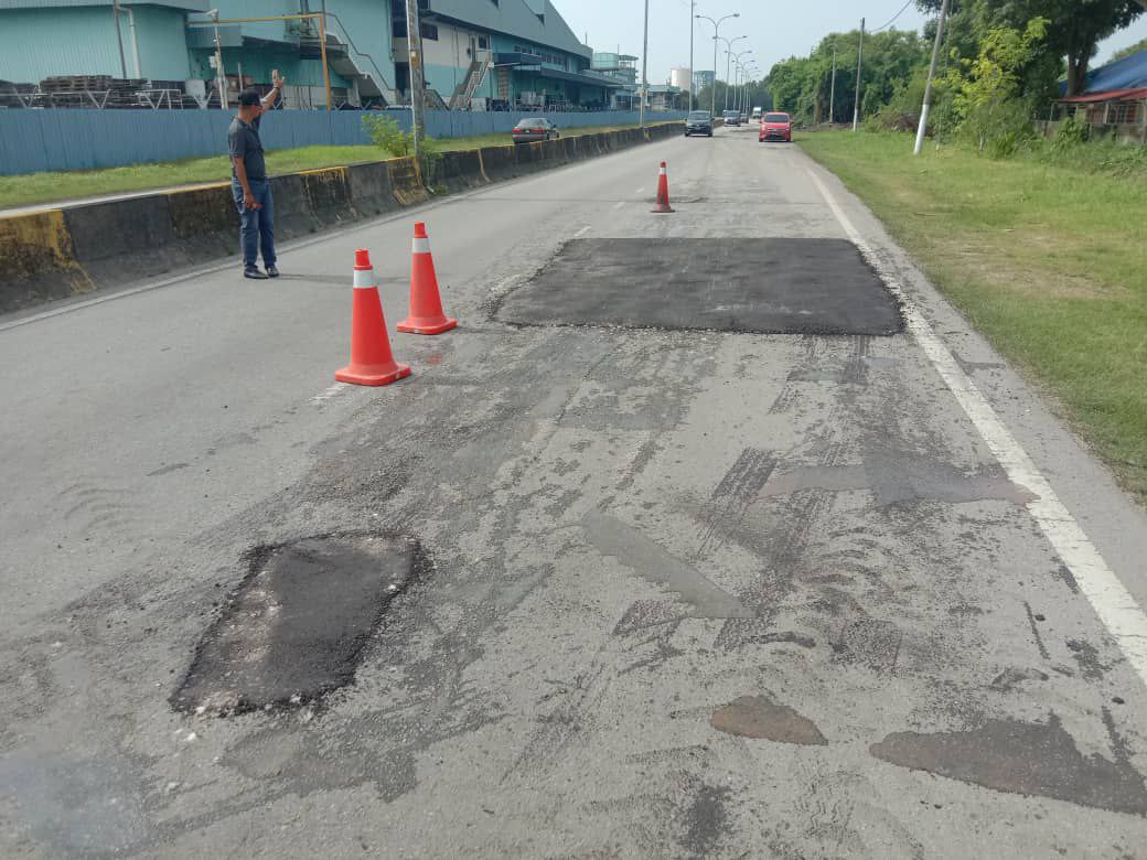 大都会/封面副文/巴生港口双溪格拉迪路,路洞积水险象环生