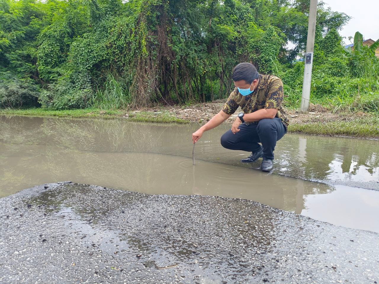 大都会/封面副文/巴生港口双溪格拉迪路,路洞积水险象环生