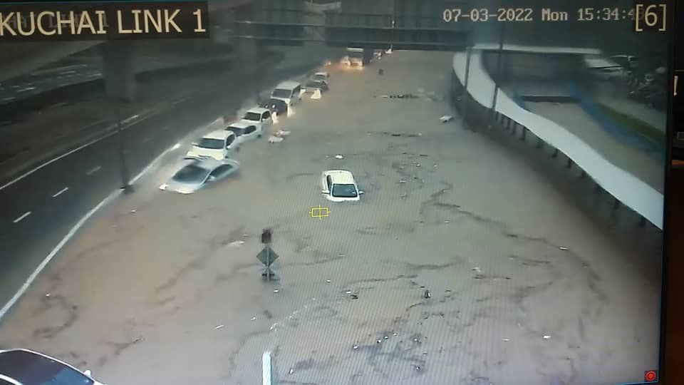 大都会封面/雪隆水灾频传汽车加保天灾险成趋势