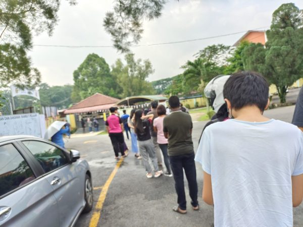 大都会:排队领成绩家长忧爆发感染群/2图