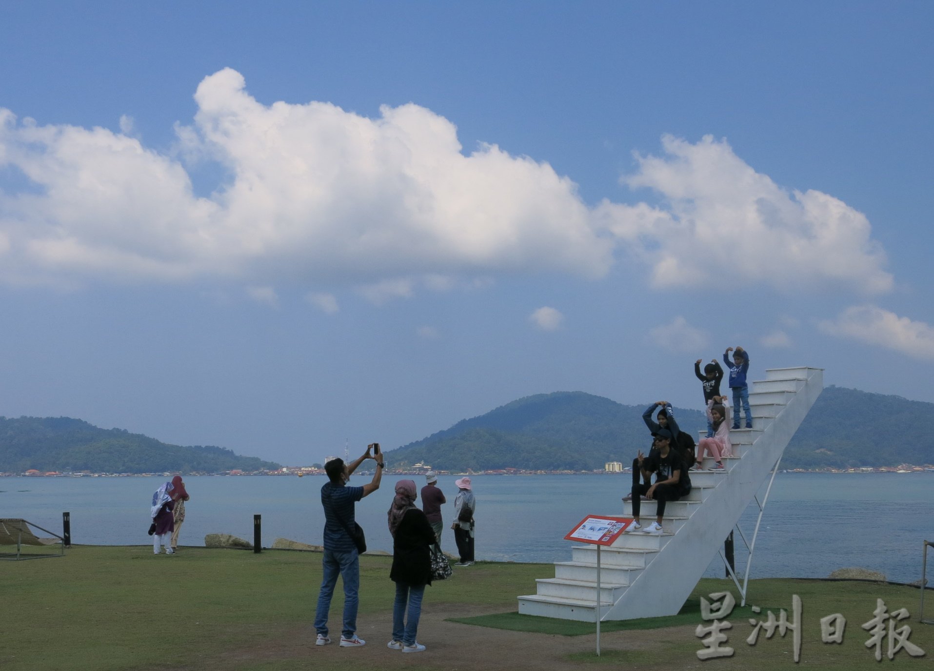 大霹雳时事焦点／曼绒旅游区海滩　游客多好热闹　