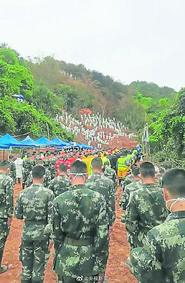 天下事  东航空难罹难者头七 现场举行哀悼活动