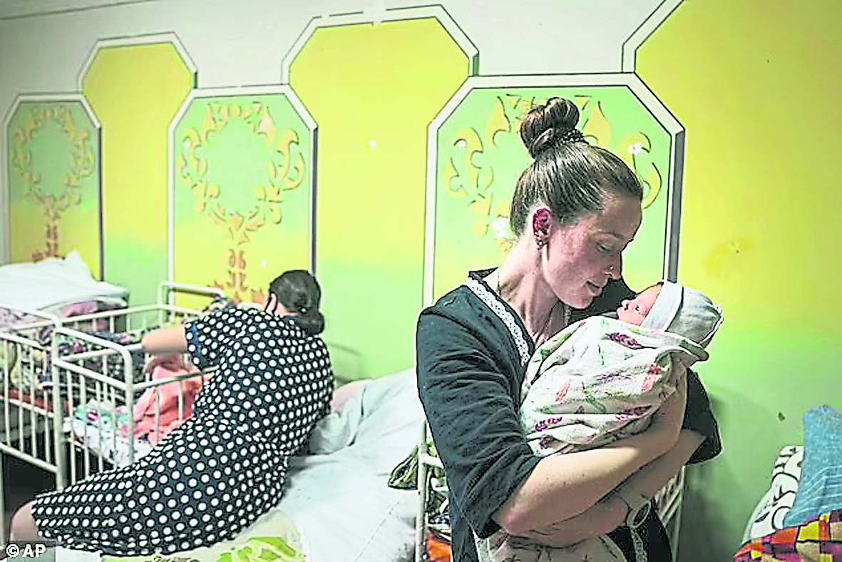 天下事 乌孕妇躲防空洞分娩 孤儿们躲地下室暗无天日