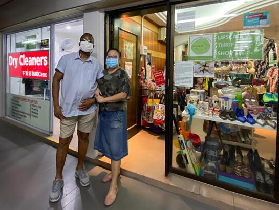 夫妇干洗店旁开二手货店 获常客捐高端商品低价卖