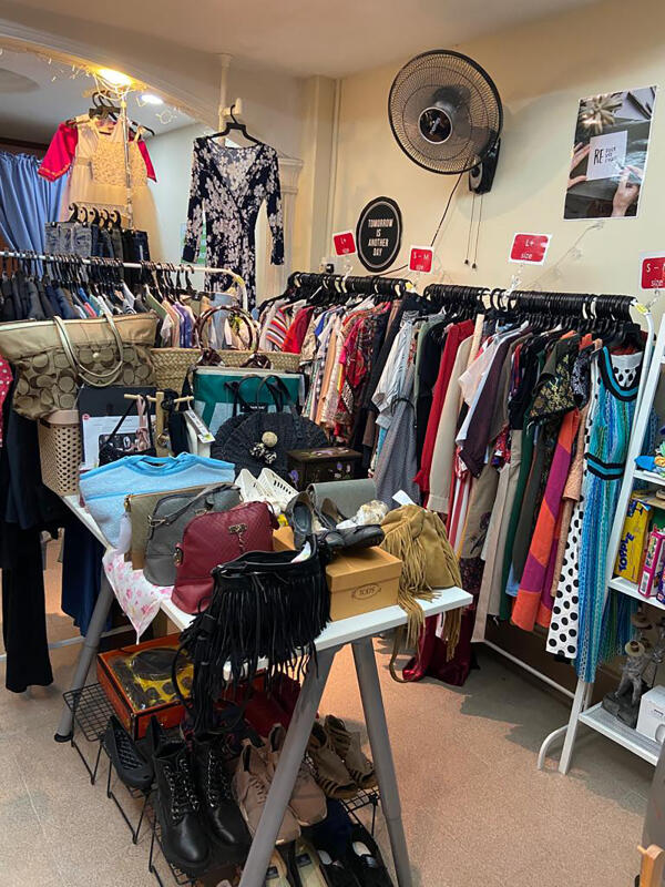 夫妇干洗店旁开二手货店 获常客捐高端商品低价卖