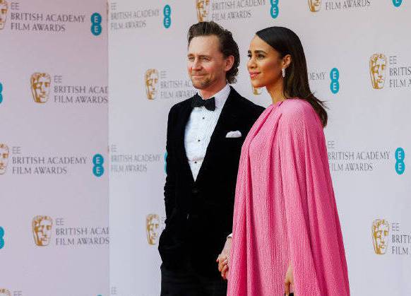 女友无名指戴超大钻戒放闪 “洛基”被曝订婚了