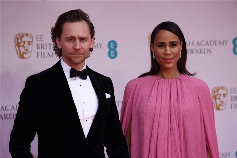 女友无名指戴超大钻戒放闪 “洛基”被曝订婚了