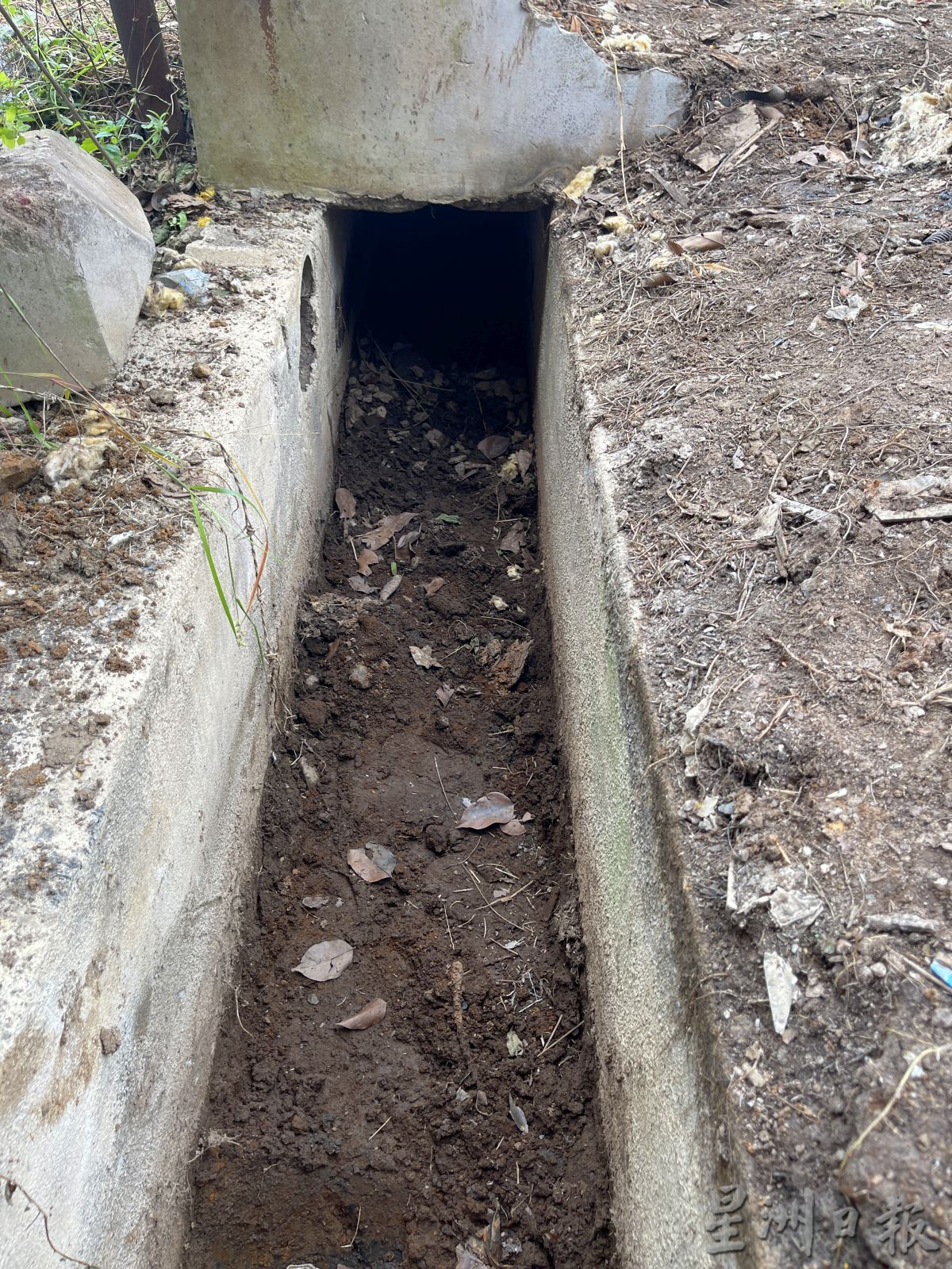 妨碍清理淤泥堆积 违建沟盖酿水灾