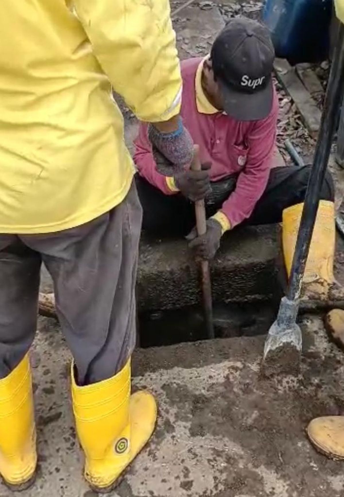 妨碍清理淤泥堆积 违建沟盖酿水灾