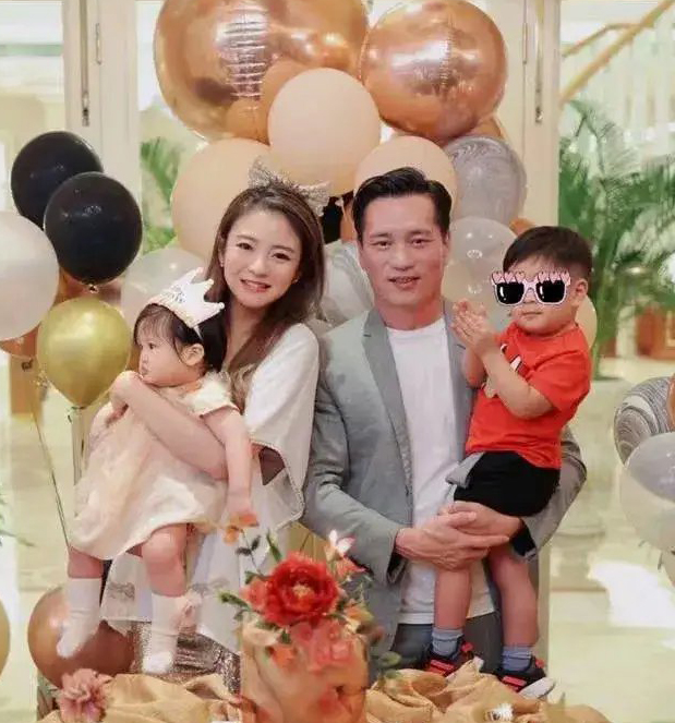 安以轩爆复出捞金  网酸“眼神空洞”