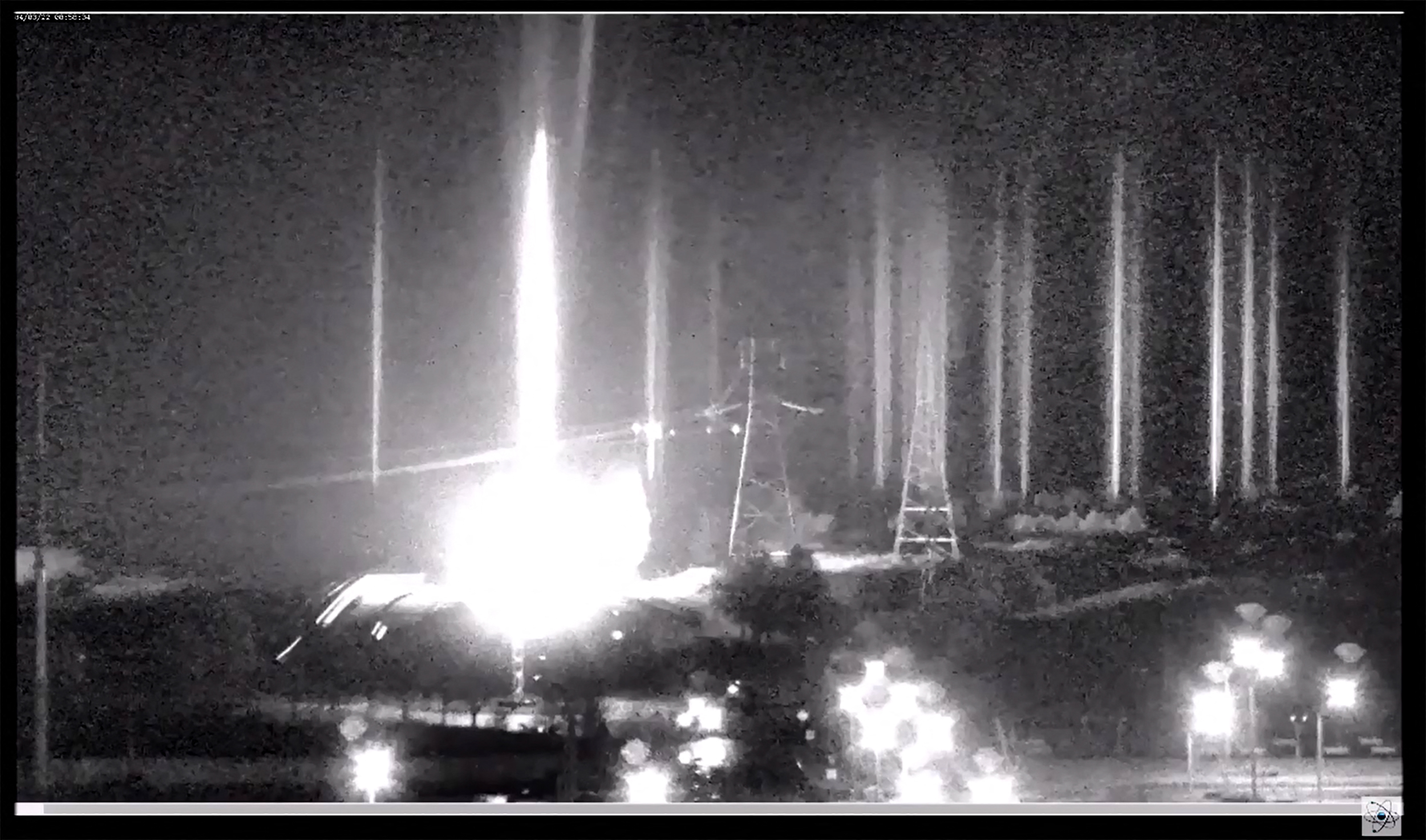 封面副文)俄军炮击欧洲最大核电厂起火