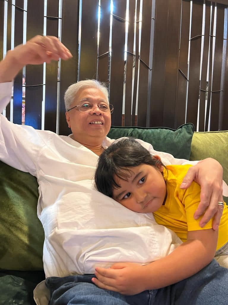 巫统大会后与思念已久孙女玩乐·网民：首相你终于笑了