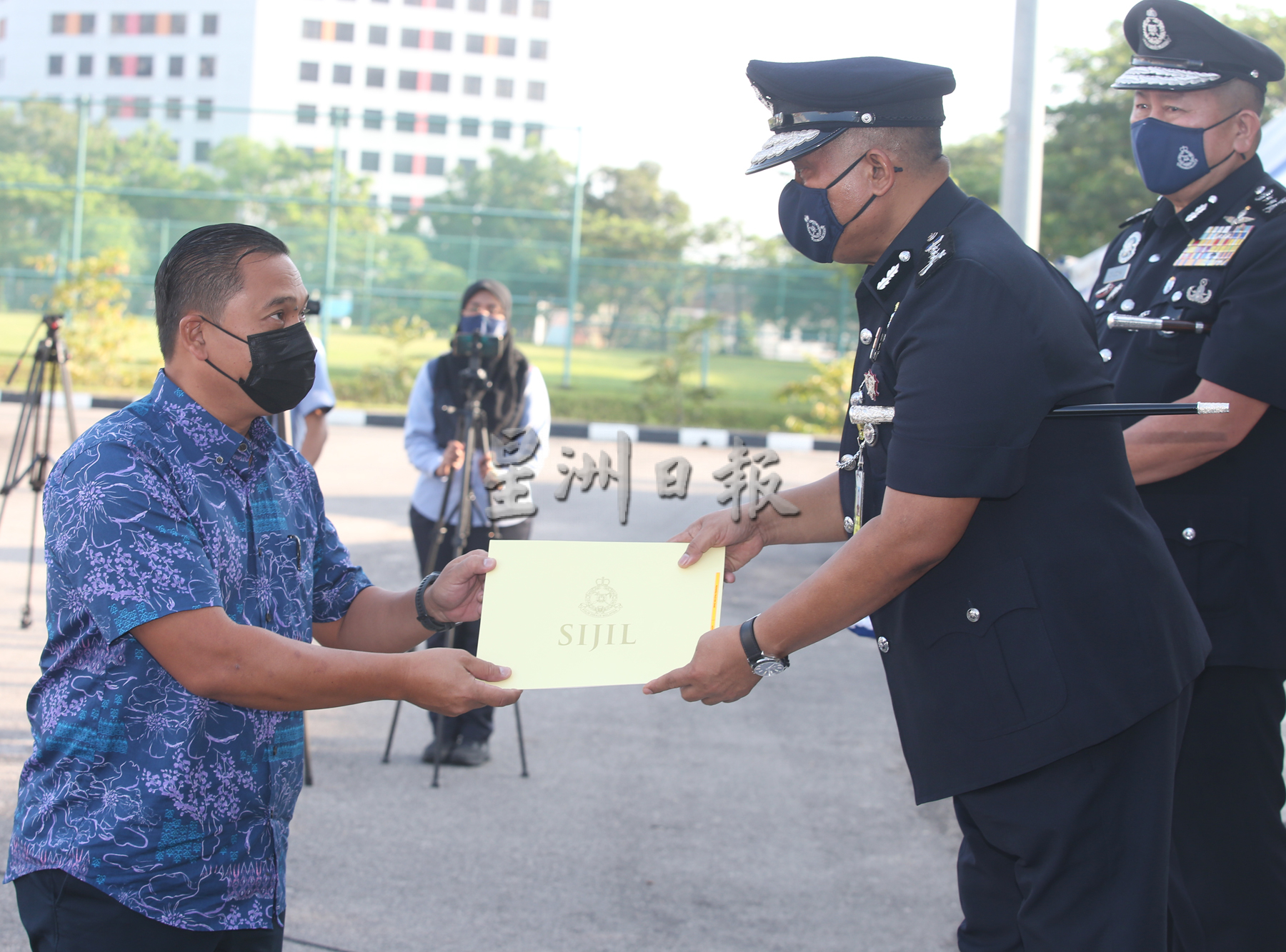 **已签发（请置头条）**柔：封面：主文：马新边境将于4月1日全面开放，柔总警长：警方已做好准备