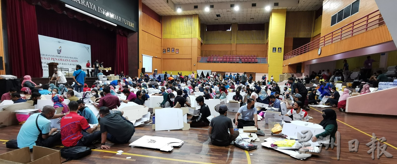 **已签发(请置头条)**柔:第四版头条:依城市政厅礼堂聚集28所学校老师,为投票日作好准备,热闹