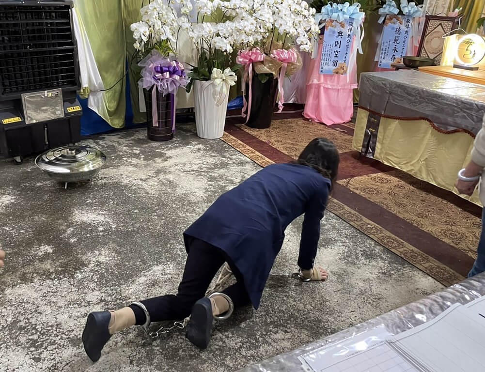 市议员父亲逝世 戴手铐脚镣奔丧