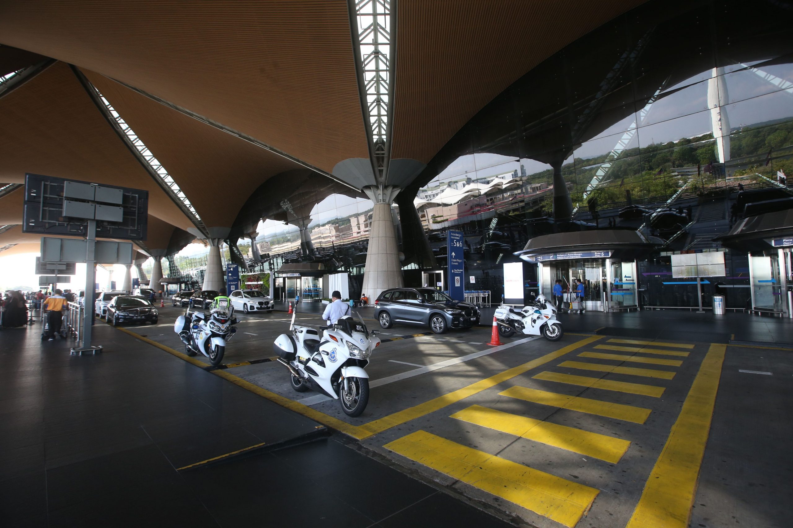 开放国门 机场关卡做好准备迎旅客