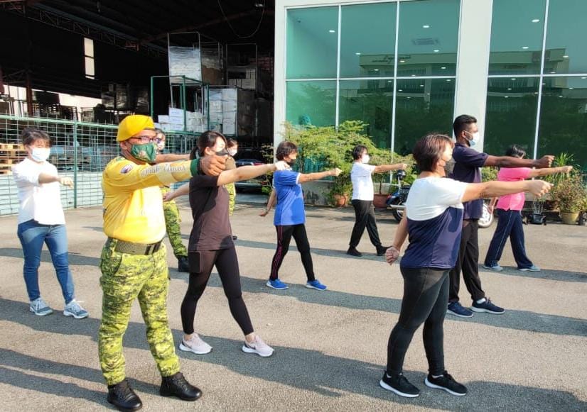 张天赐呼吁更多华裔男女加入志愿警卫团