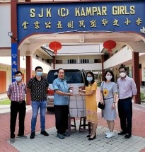 德总派赠小学生练习本给400间华小清寒子弟