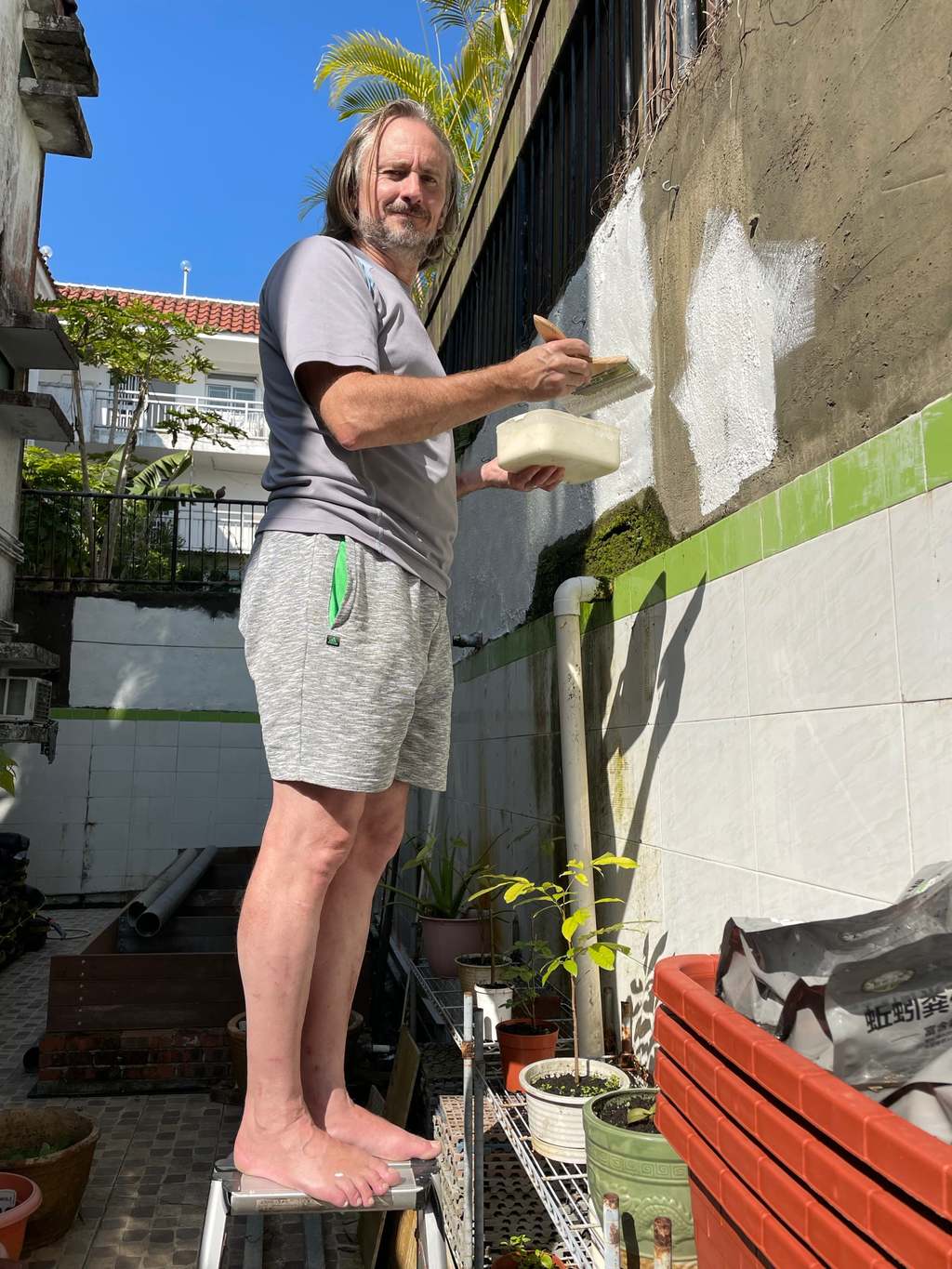 忧全球食物链被打断 河国荣未雨绸缪家中种菜自给自足