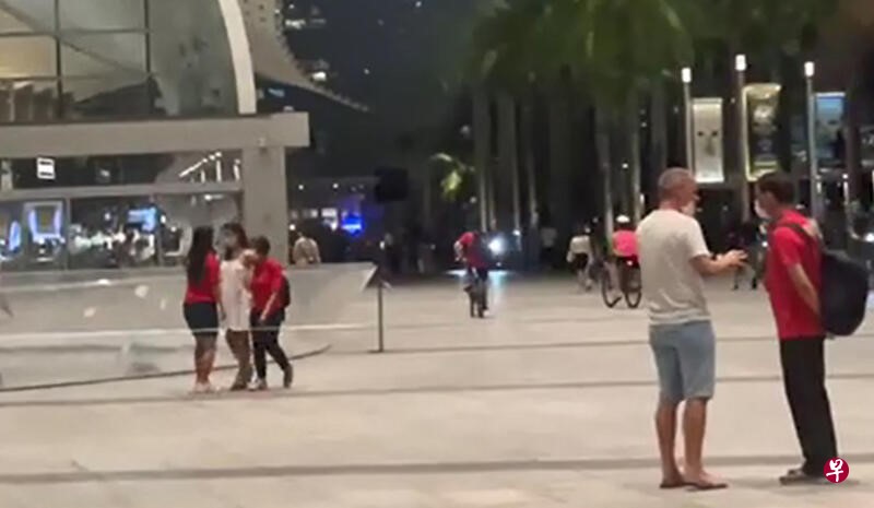 扯安全距离大使口罩破口大骂 男女双双面控