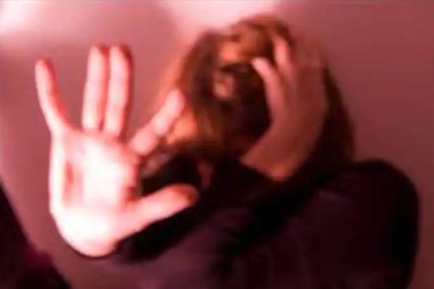 投不同政党惹夫不满 妻遭殴打赶出门威胁离婚