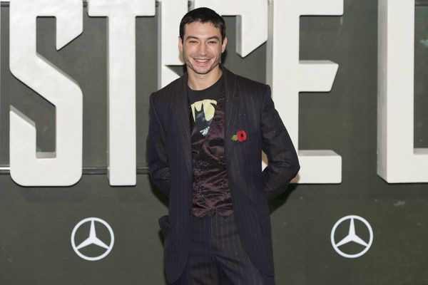 抢麦克风飞扑男顾客 “闪电侠”夏威夷闹事被捕