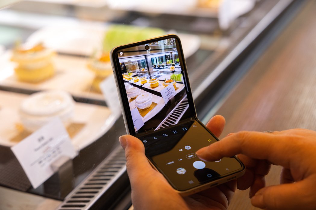 拼盘 三星开发可如卷轴般拉开的手机萤幕技术专利