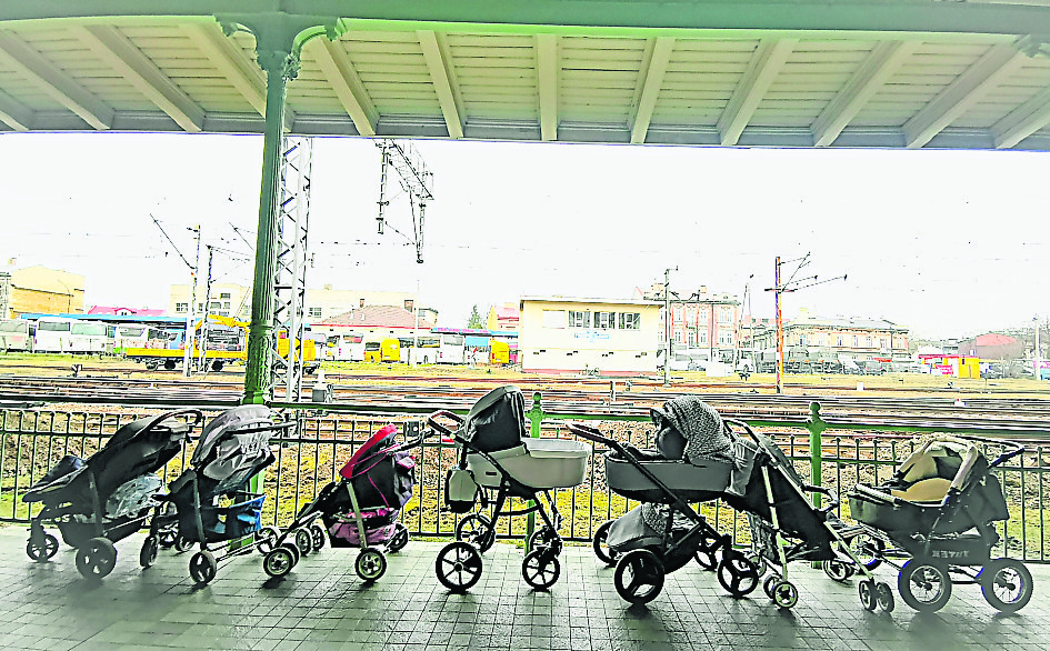 拼盘 感人一幕!波兰妈妈把婴儿车留给逃难的乌克兰妈妈