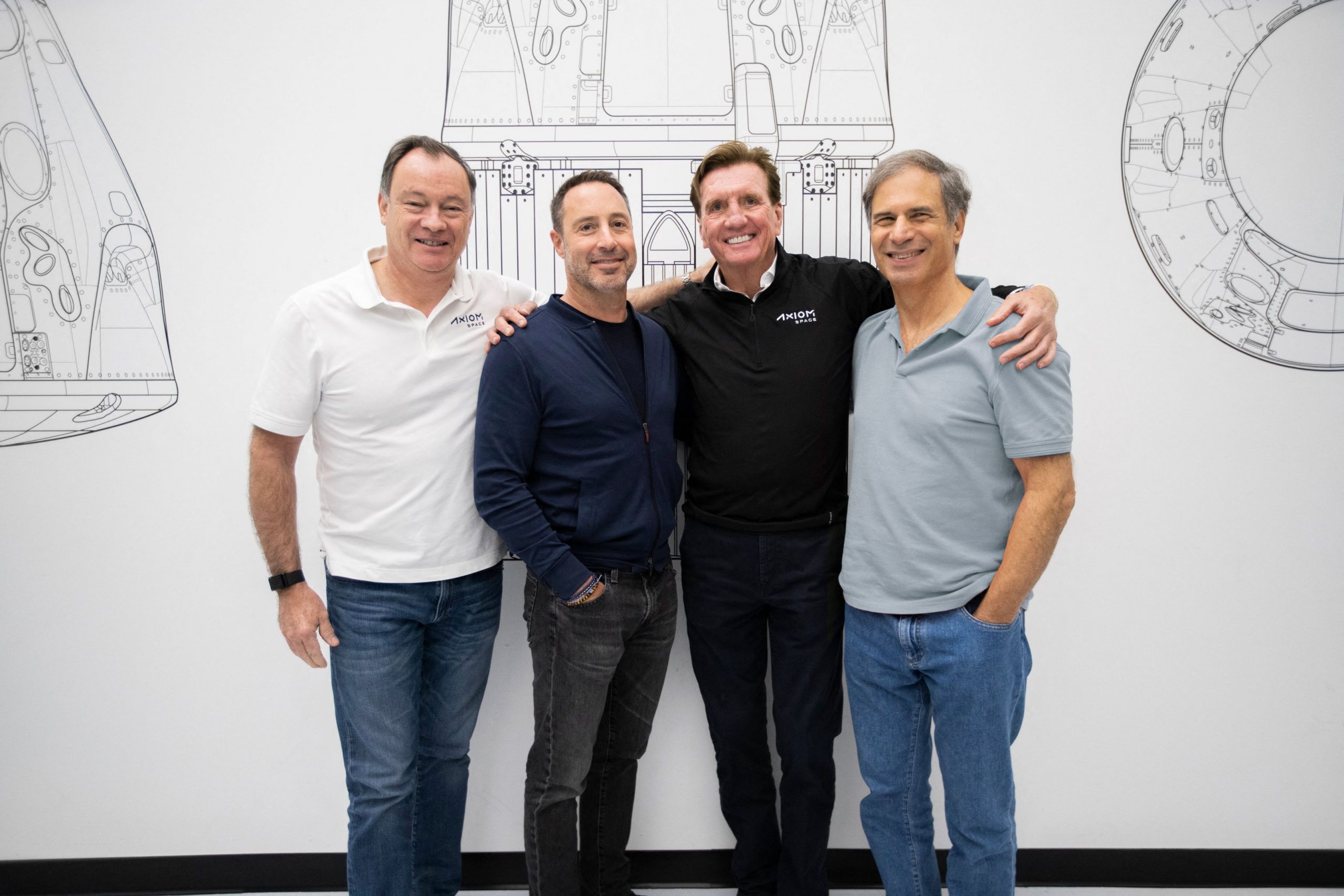 拼盘  民间太空公司本月送大亨上国际太空站考察 