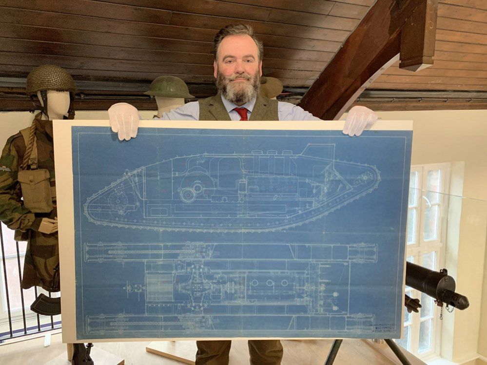 拼盘2图／世上第一辆坦克设计蓝图　1.46万英镑成交