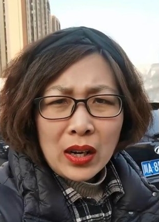 拼盘/39岁女网红接孩子 竟被误作祖母