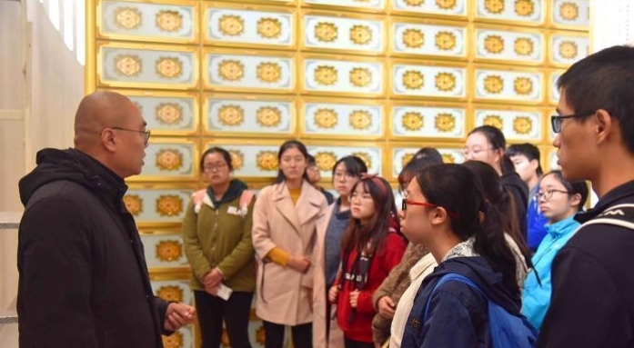 拼盘/因疫情及世局动荡 中国大学生热衷死亡教育