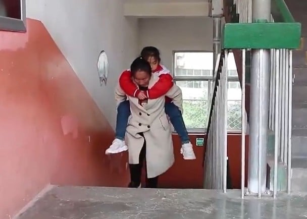 拼盘/学生扭伤脚 尽责老师每日背着来回十数次