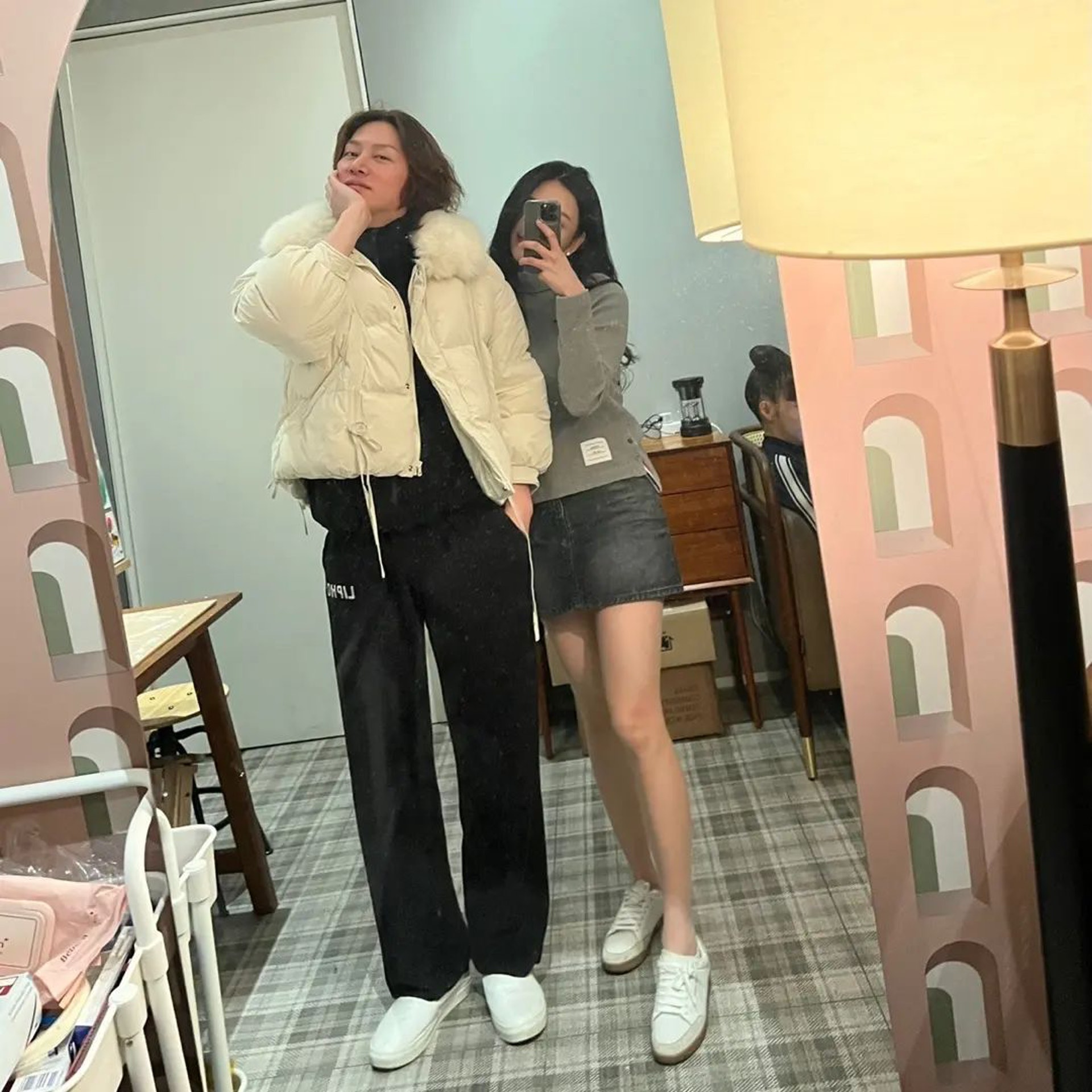 换穿外套泄亲密关系 金希澈沈月贴脸玩自拍