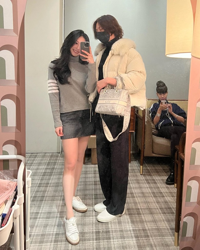 换穿外套泄亲密关系 金希澈沈月贴脸玩自拍