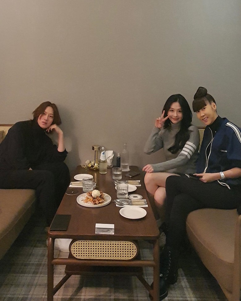 换穿外套泄亲密关系 金希澈沈月贴脸玩自拍