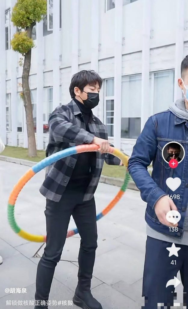 排队做核酸玩呼啦圈 胡海泉被轰哗众取宠