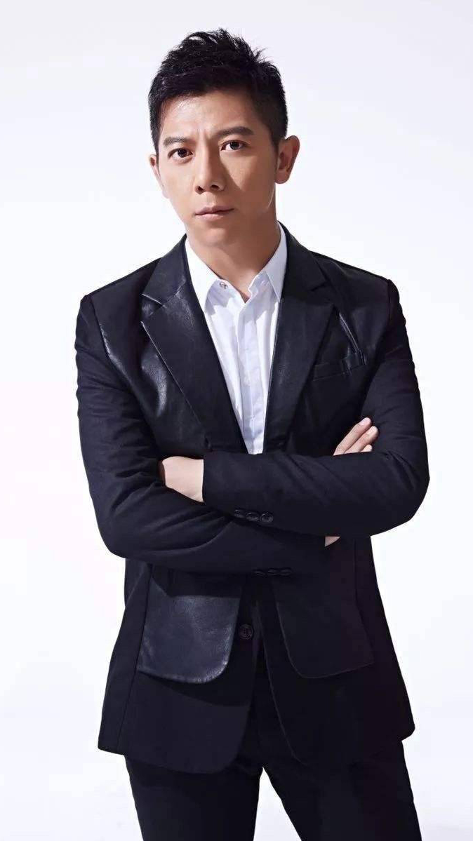 排队做核酸玩呼啦圈 胡海泉被轰哗众取宠