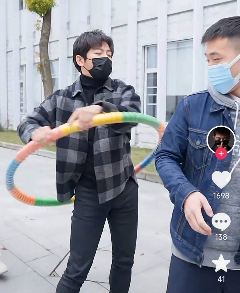 排队做核酸玩呼啦圈 胡海泉被轰哗众取宠