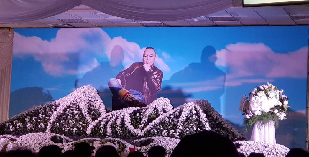 明金成今今出殡 遗孀暴瘦泪送行