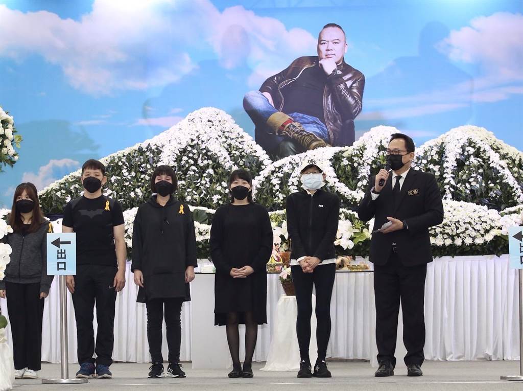 明金成今今出殡 遗孀暴瘦泪送行