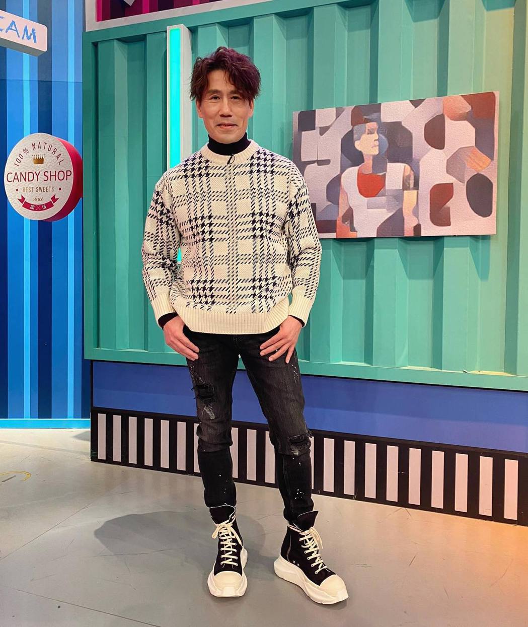 星二代闯祸 罗时丰19岁子开50万名车连撞9摩托车	