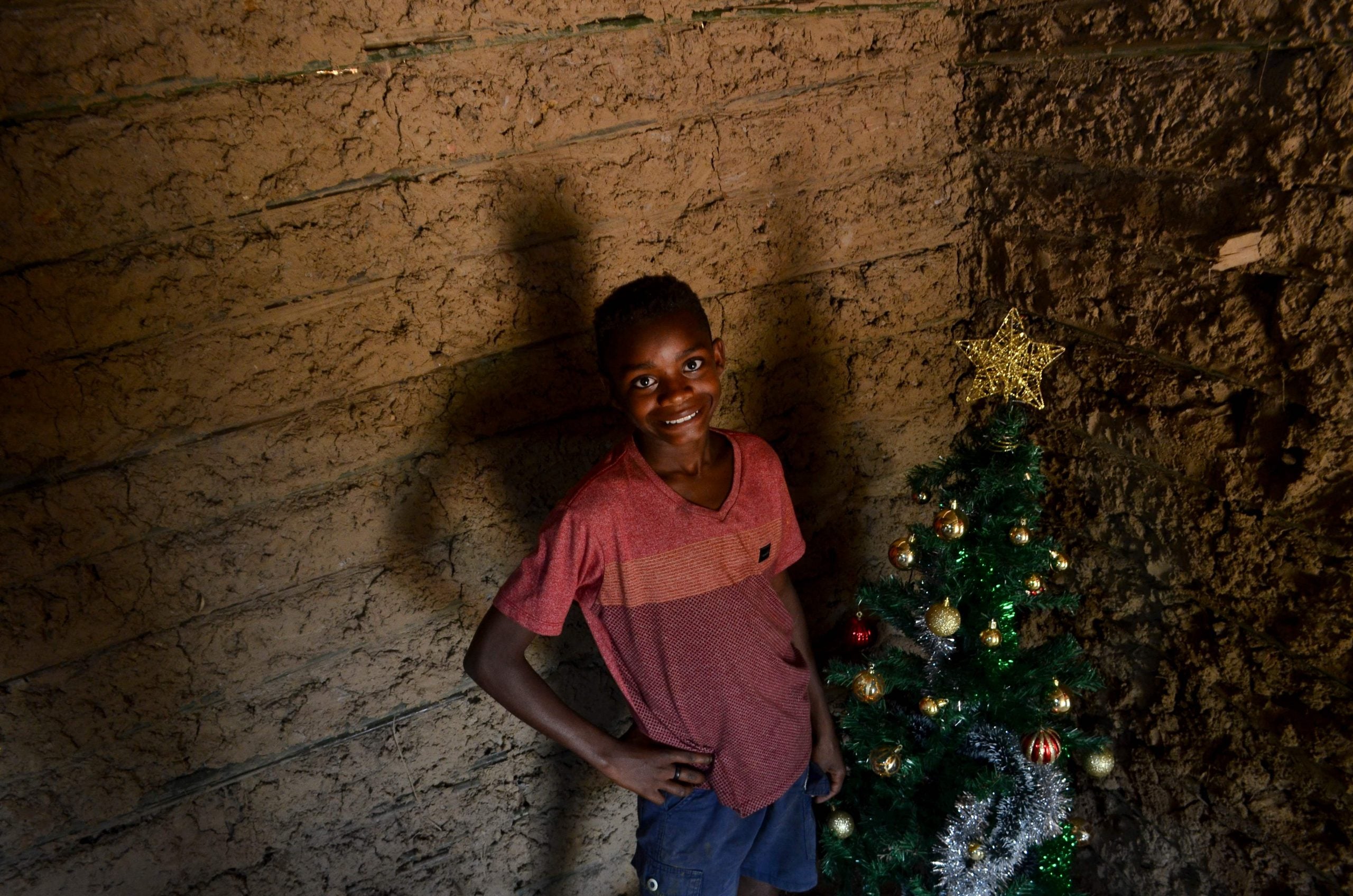 暖势力/巴西拾荒男孩 因为一张照爆红 转变全家生活