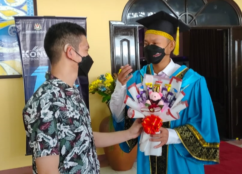 暖势力(全国版)学术.运动场卓越表现,听障生何伟豪获端姑赛希拉鲁丁工艺学院特殊学生奖