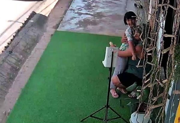 暖势力：爸挨饿让女儿独吃  老板娘听见暖心请客