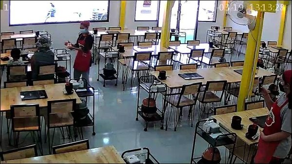 暖势力：爸挨饿让女儿独吃  老板娘听见暖心请客