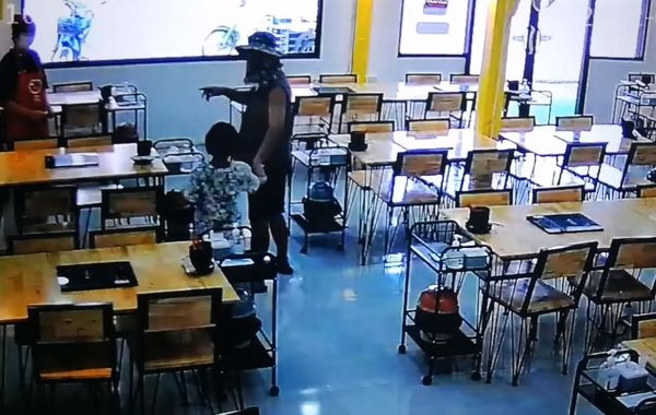 暖势力：爸挨饿让女儿独吃  老板娘听见暖心请客