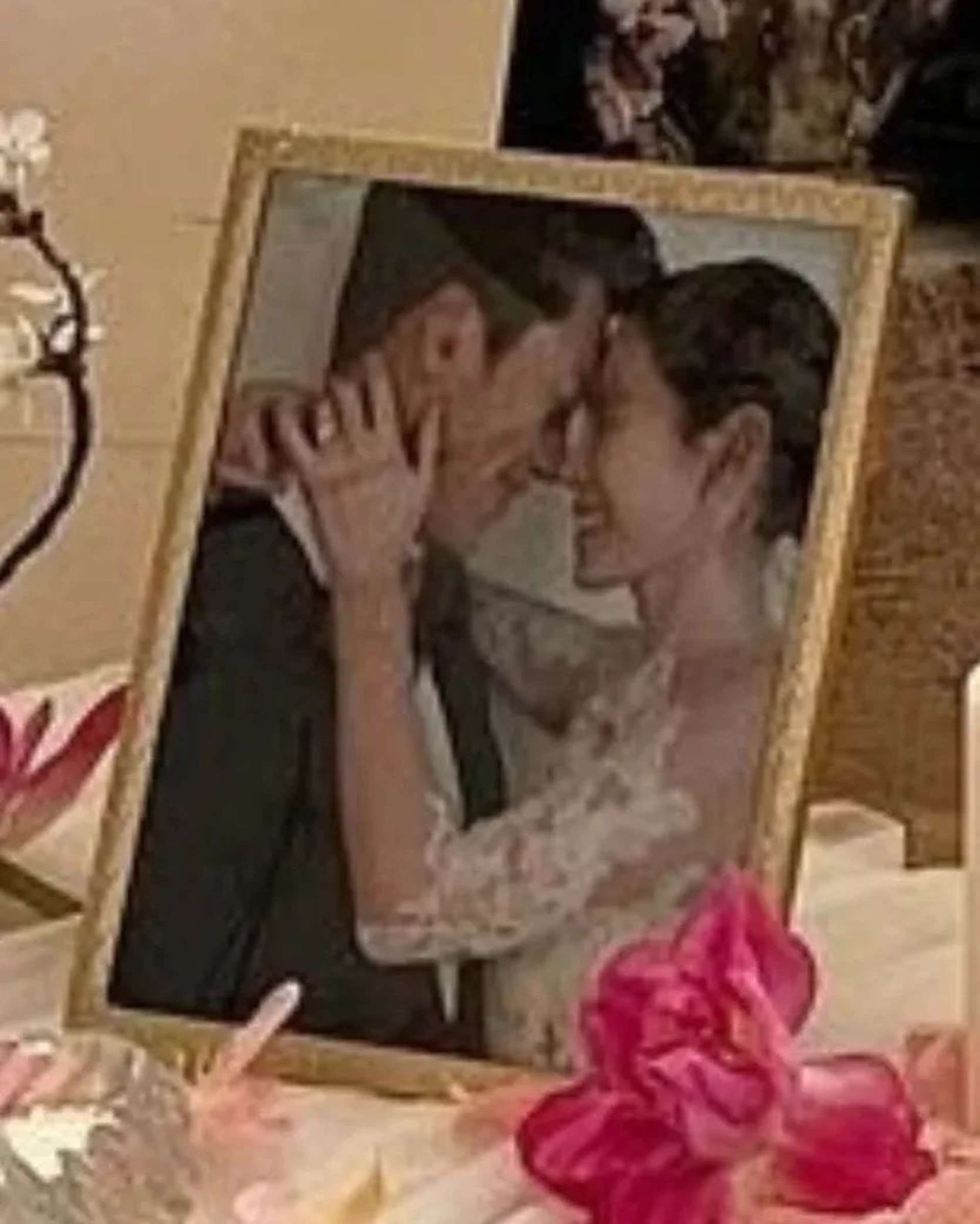  未公开婚纱照曝光 孙艺真感动落泪玄彬紧握小手 