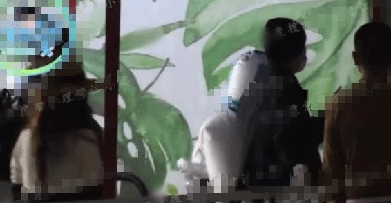 机场与医护起冲突 杜江被霍思燕强拉离开